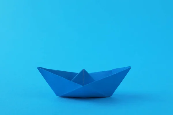Χειροποίητο Χάρτινο Σκάφος Γαλάζιο Φόντο Τέχνη Origami — Φωτογραφία Αρχείου
