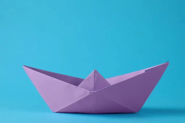 Χειροποίητο Βιολετί Χάρτινο Σκάφος Γαλάζιο Φόντο Τέχνη Origami — Φωτογραφία Αρχείου