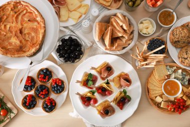 Masada farklı yemekler ve düz tabaklar var. Lüks brunch.