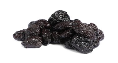 Beyaz arka planda kurumuş kuru erik yığını