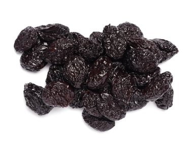 Beyaz arka planda kurumuş kuru erik yığını, üst manzara