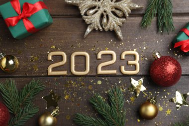 2023 numaralı düz kompozisyon ve ahşap arka planda şenlikli dekor. Mutlu yıllar.