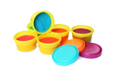 Beyaz arka planda renkli oyun hamuru olan plastik kaplar