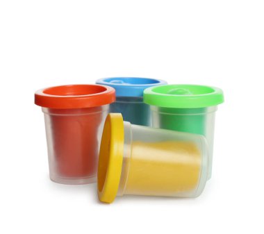 Beyaz arka planda renkli oyun hamuru olan plastik kaplar
