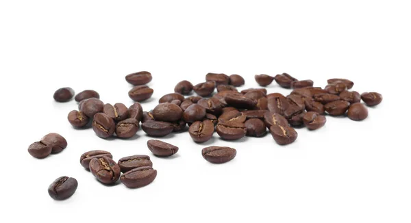 Färska Rostade Kaffebönor Vit Bakgrund — Stockfoto