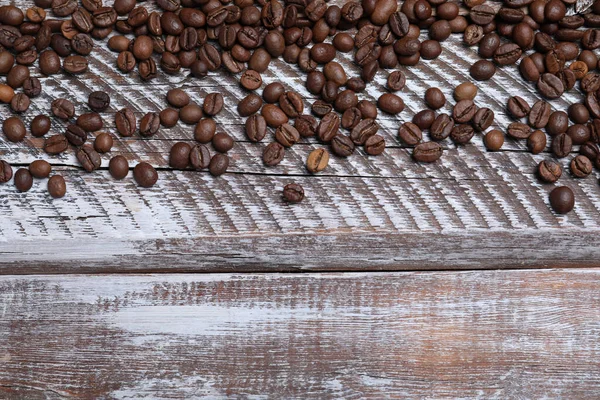 木製のテーブルの上に多くのローストコーヒー豆 フラットレイアウト テキストのスペース — ストック写真