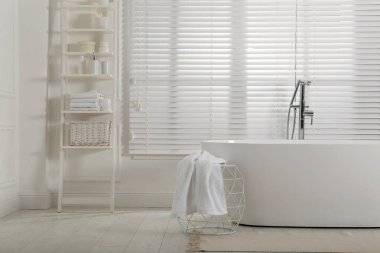 Modern beyaz küvetle en az banyo içi
