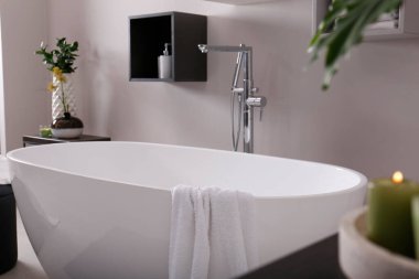 Modern beyaz küvetli şık bir banyo.