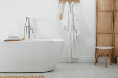 Modern beyaz küvetli şık bir banyo.