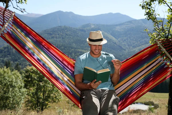 Knappe Man Lezen Boek Hangmat Buiten Zonnige Dag — Stockfoto