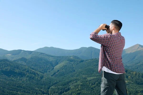 Man Looking Binoculars Mountains Sunny Day — Stock Photo, Image