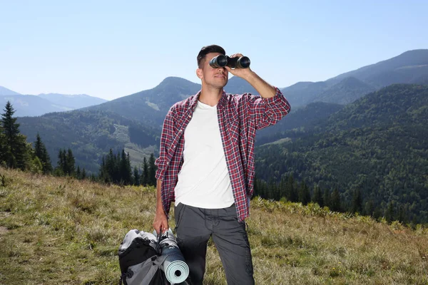 Turista Con Equipo Senderismo Mirando Través Binoculares Las Montañas —  Fotos de Stock