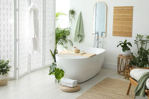 Élégant Intérieur Salle Bain Avec Baignoire Moderne Plantes Intérieur Beau — Photo