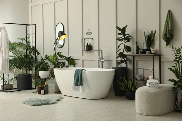 Interior Elegante Casa Banho Com Banheira Moderna Belas Plantas Sala — Fotografia de Stock