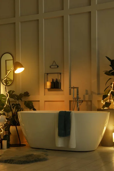 Élégant Intérieur Salle Bain Avec Plantes Intérieur Lumières Cordes Design — Photo