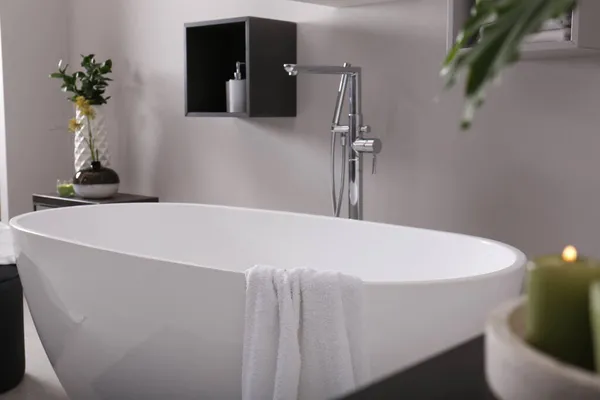 Interior Elegante Banheiro Com Banheira Branca Moderna — Fotografia de Stock