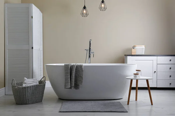 Esterilla Gris Suave Suelo Cerca Bañera Baño Diseño Interiores — Foto de Stock