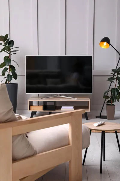 木製キャビネットのテレビ付きのスタイリッシュな部屋のインテリア — ストック写真