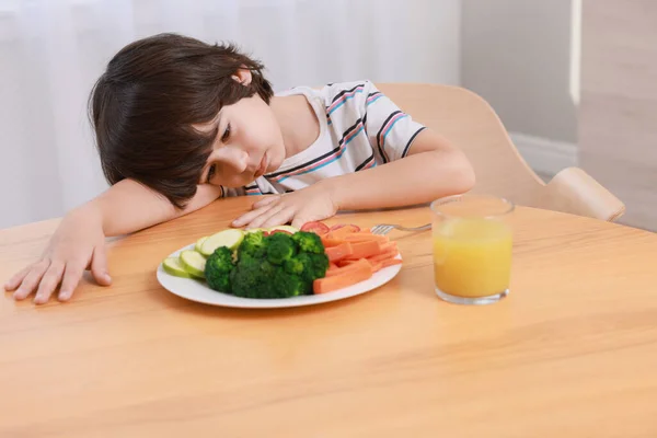 Mignon Petit Garçon Refusant Manger Des Légumes Maison — Photo