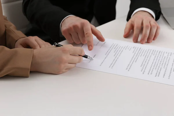 Empresarios Firmando Contrato Mesa Blanca Primer Plano Las Manos — Foto de Stock