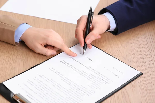 Affärsmän Underteckna Kontrakt Vid Träbord Närbild Händer — Stockfoto