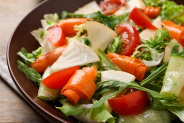 Lezzetli şalgam salatası kasede servis edilir, yakından.