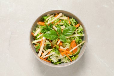 Açık gri masada servis edilen enfes şalgam salatası.