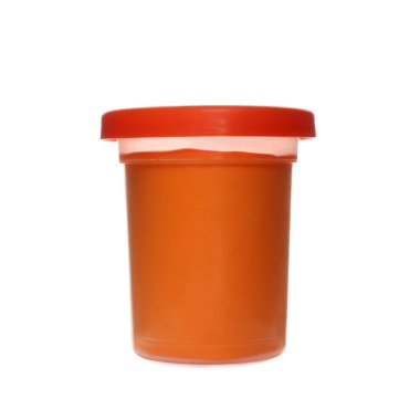 Renkli plastik kap beyaz üzerine izole oyun hamuru