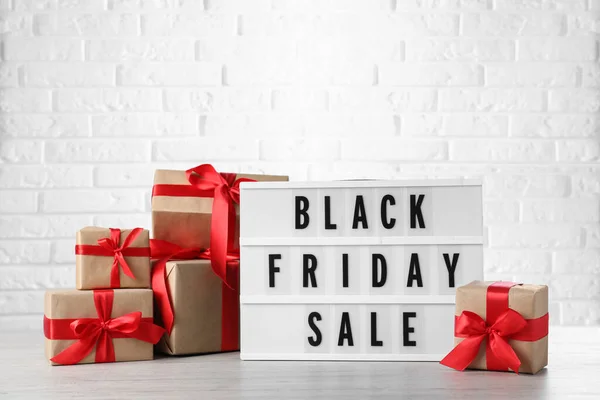 Lightbox Słowami Black Friday Sale Pudełka Upominkowe Drewnianym Stole Białej — Zdjęcie stockowe