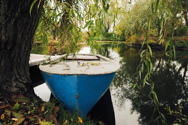 Barca Legno Azzurro Sul Lago Vicino Molo — Foto Stock