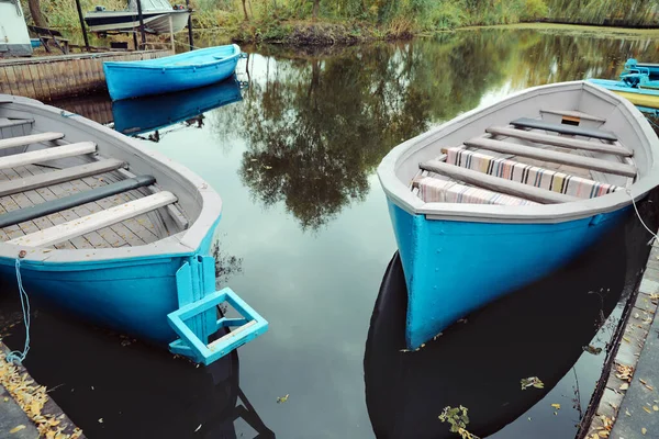 Alte Hellblaue Holzboote Auf Dem See — Stockfoto