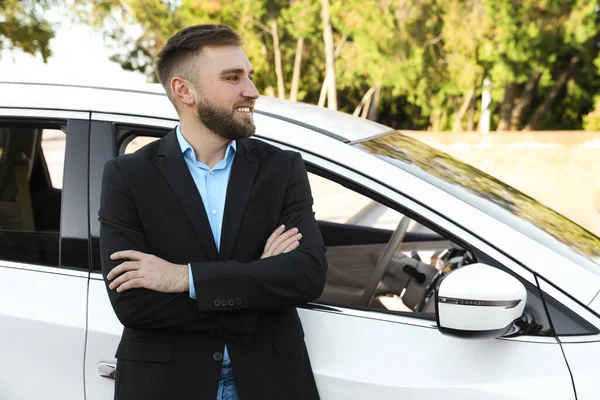 Bello Giovane Autista Vicino Alla Moderna Auto Sulla Strada Della — Foto Stock