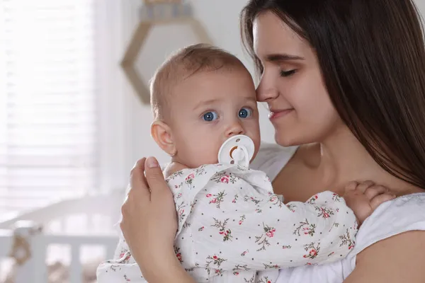 Jovem Mãe Feliz Com Sua Filha Bebê Casa — Fotografia de Stock