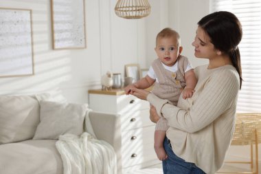 Oturma odasında bebeğiyle mutlu bir anne. Metin için boşluk