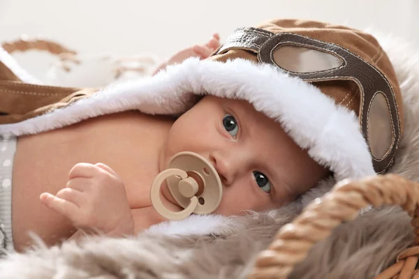 Bebê Recém Nascido Adorável Com Chupeta Fundo Claro — Fotografia de Stock