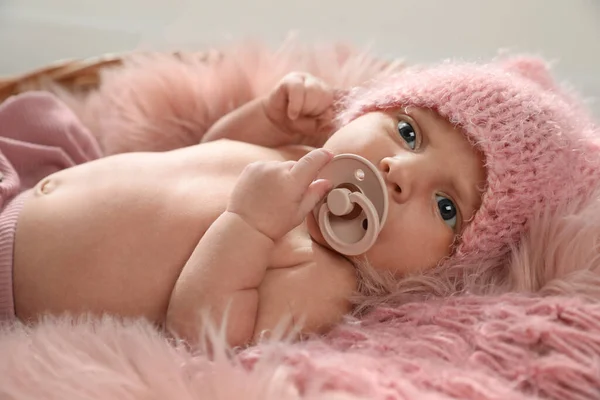 Adorable Bebé Recién Nacido Con Chupete Canasta Mimbre — Foto de Stock