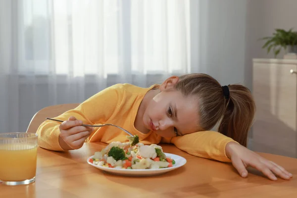 Nettes Kleines Mädchen Weigert Sich Gemüsesalat Hause Essen — Stockfoto