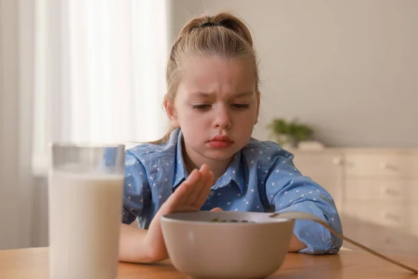 Nettes Kleines Mädchen Weigert Sich Ihr Frühstück Hause Essen — Stockfoto