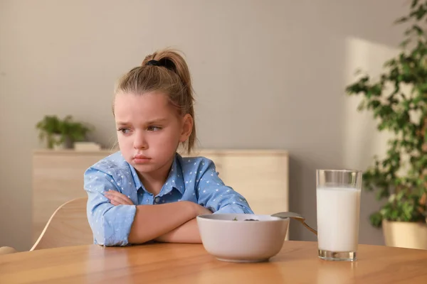 Милая Маленькая Девочка Отказывается Завтракать Дома — стоковое фото