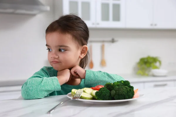 Cute Little Girl Odmawia Jedzenia Warzyw Kuchni — Zdjęcie stockowe