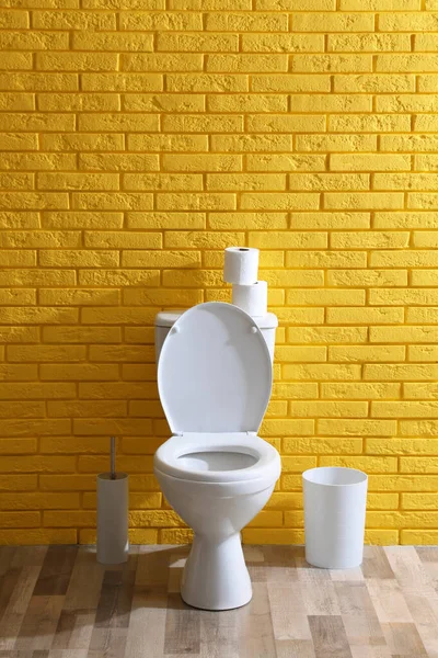 Interior Banheiro Simples Com Vaso Sanitário Perto Parede Tijolo Amarelo — Fotografia de Stock