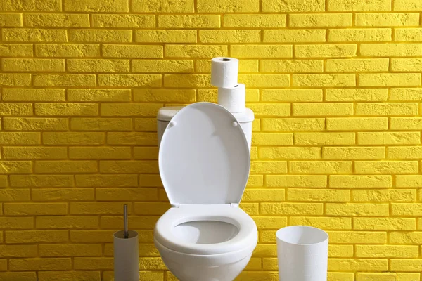 Eenvoudige Badkamer Interieur Met Toilet Kom Buurt Van Gele Baksteen — Stockfoto