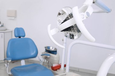 Klinikte dişçi çalışma lambası, metin için boşluk
