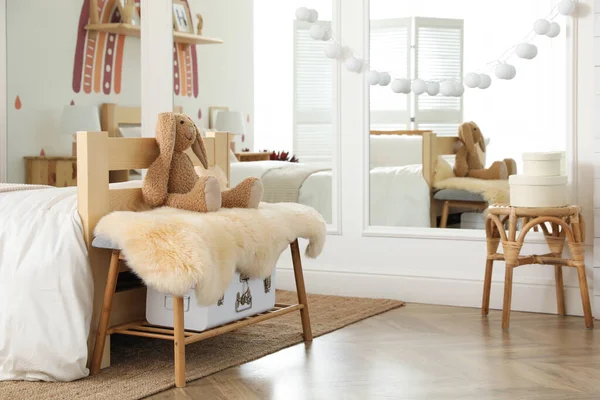 スタイリッシュな家具と現代の女の子の寝室のインテリア デザインのアイデア — ストック写真