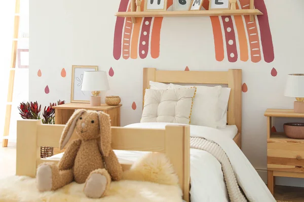 Lapin Jouet Fausse Fourrure Dans Chambre Une Fille Moderne Design — Photo