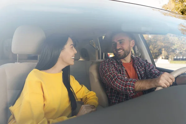 Mujer Joven Conductor Coche Moderno Vista Través Del Parabrisas — Foto de Stock