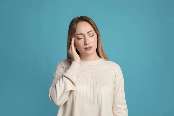 Mujer Joven Que Sufre Dolor Cabeza Sobre Fondo Azul Claro — Foto de Stock