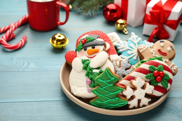 Lahodné Domácí Vánoční Cukroví Slavnostní Dekor Tyrkysovém Dřevěném Stole Detailní — Stock fotografie