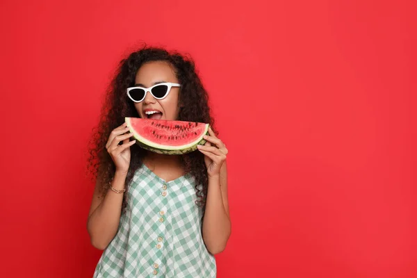 Mooie Jonge Afro Amerikaanse Vrouw Met Plakje Watermeloen Rode Achtergrond — Stockfoto
