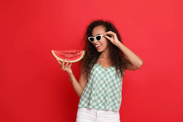 Mooie Jonge Afro Amerikaanse Vrouw Met Plak Watermeloen Rode Achtergrond — Stockfoto